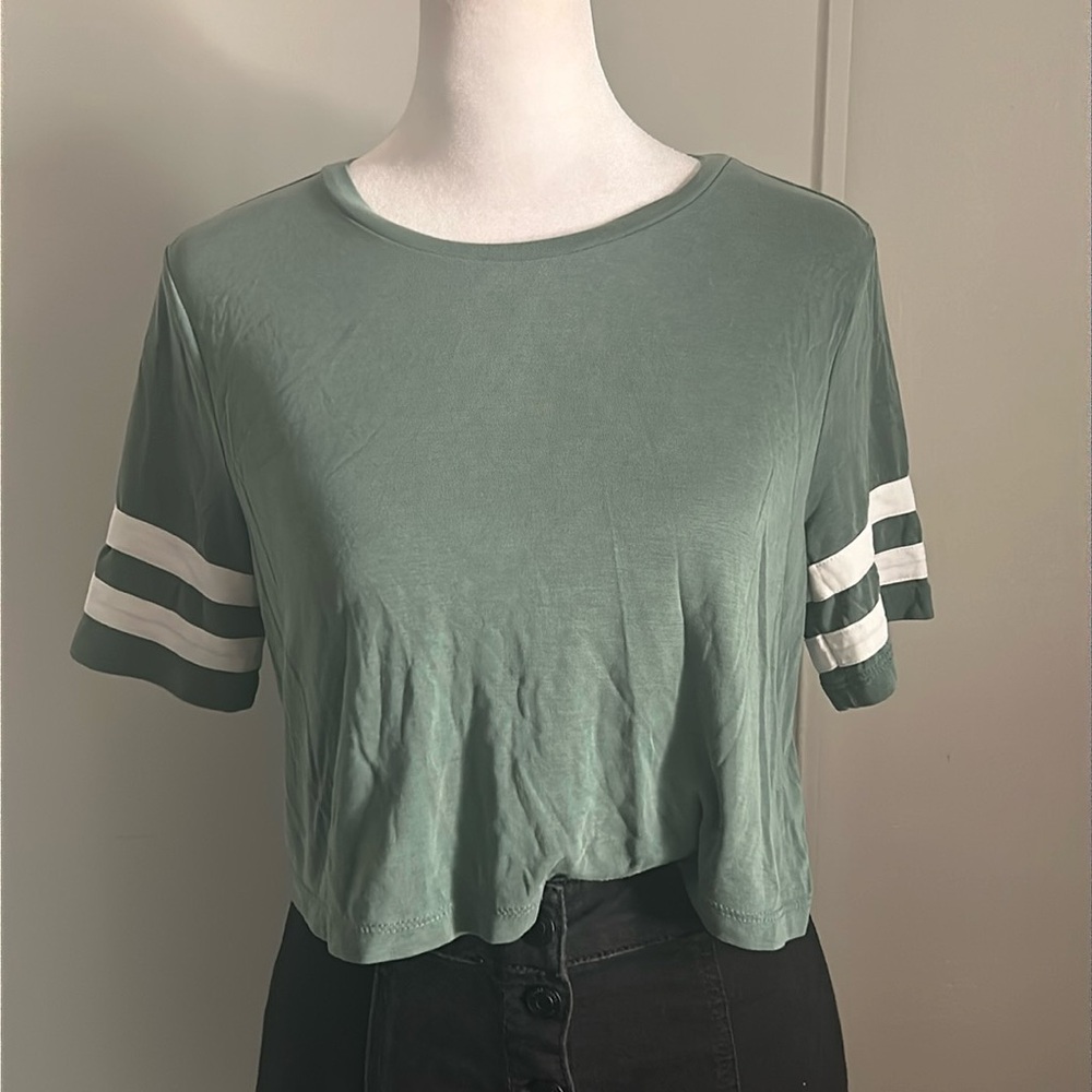 ⬇️ 2/$25 Marked Listings - Forever 21 Women’s Varsity Style Soft Crop Tee